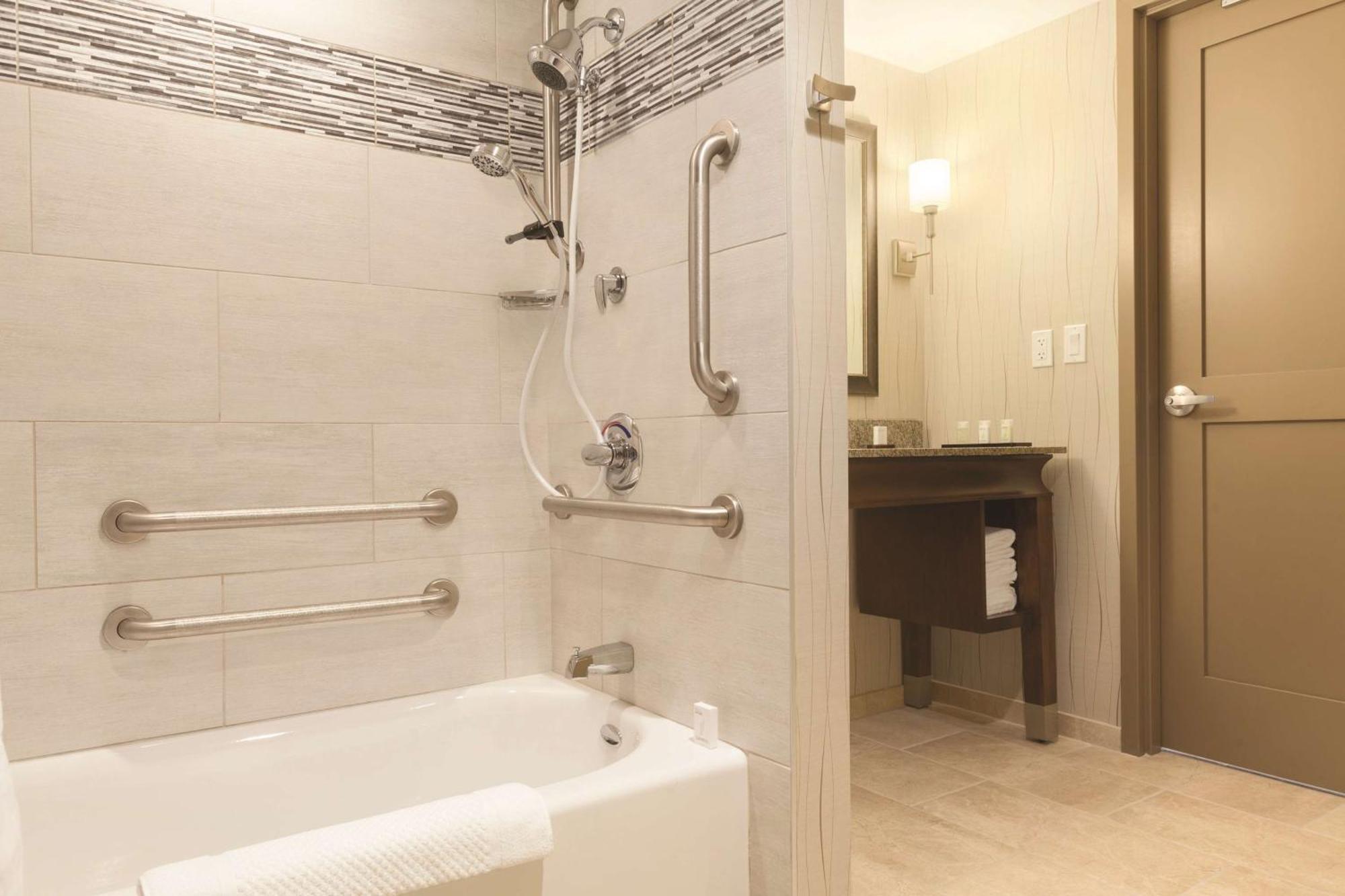 Embassy Hotel 4*